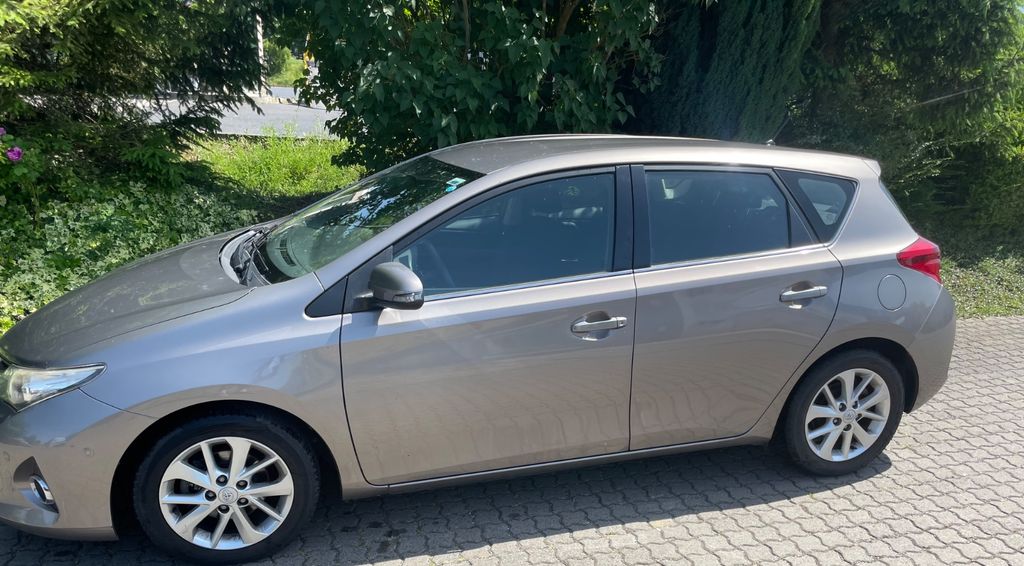 Toyota Auris 87.252 km 7.999 &euro; Mainz 55122