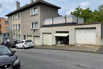 Mehrfamilienhaus mit 4 Wohnungen und 5 Garagen