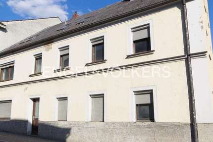 Haus zum Kaufen in Donaustauf 449.000 € 306 m² 13 zimmer