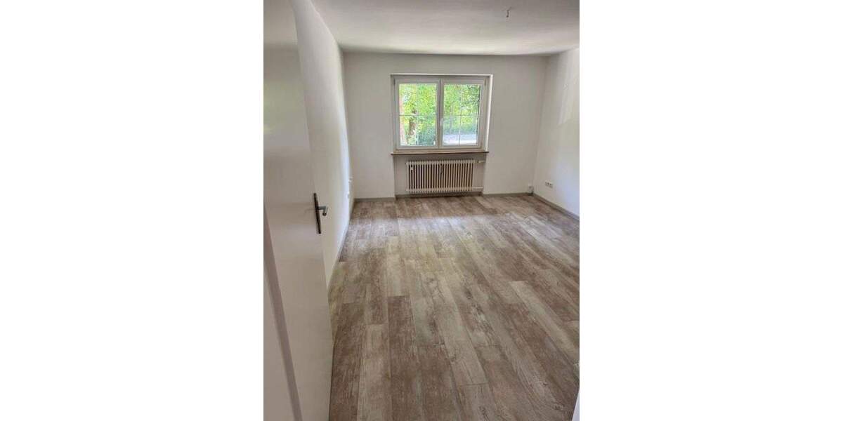 Ruhige 5 Zi-Whg. in Berg mit Balkon, renoviert 5 zimmer