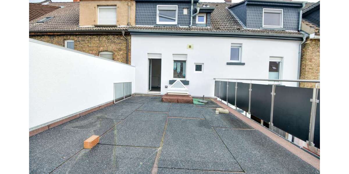 Bezugfsfreie 6 ZKBB mit XL-Panoramaterrasse & Gemeinschaftsgarten Gepflegtes 2FH mit Garage - Etagenwohnung Mannheim Sandhofen | Angebot:26757726