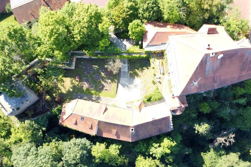 Prestige & Geschichte: Schlossflächen im Mariental für Ihr Business (208 m²)
