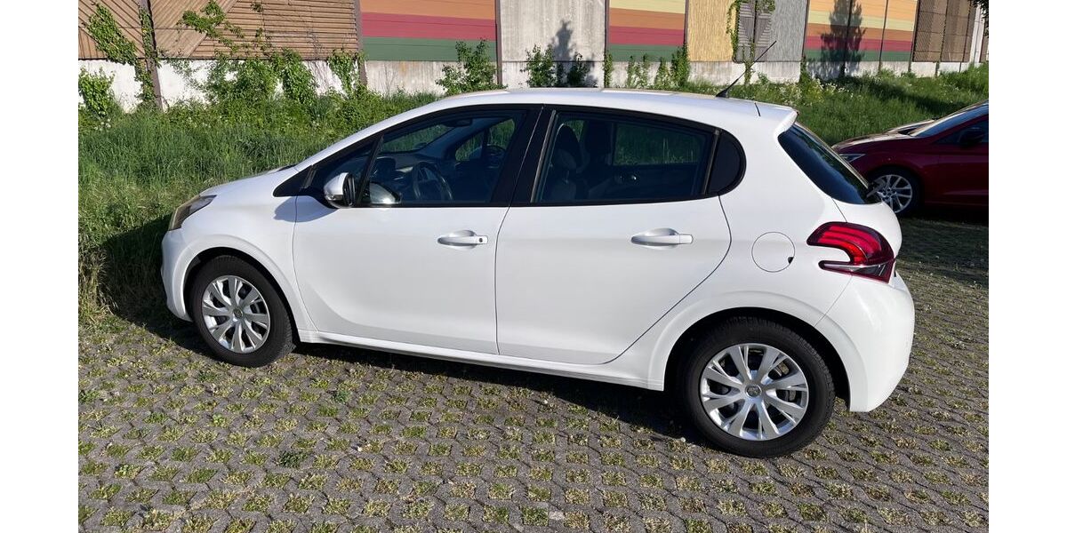 Peugeot 208 92.600 km 5.600 &euro; Untergruppenbach 74199