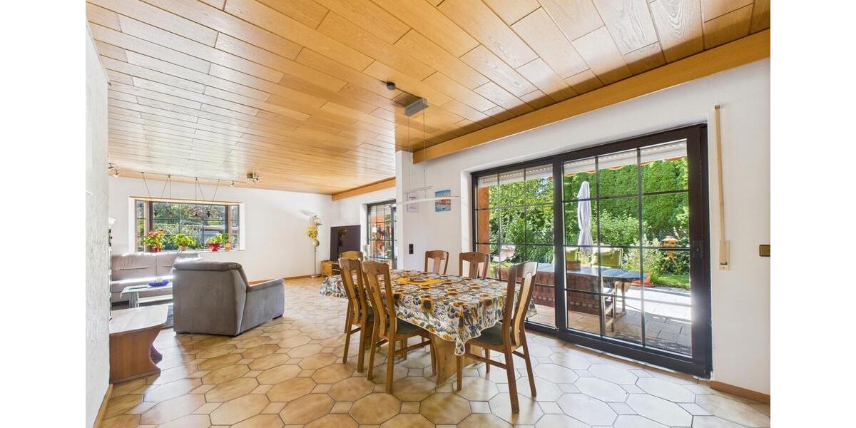 Freistehendes Einfamilienhaus in massiver Bauweise mit großem Grundstück zu vermieten! 6 zimmer