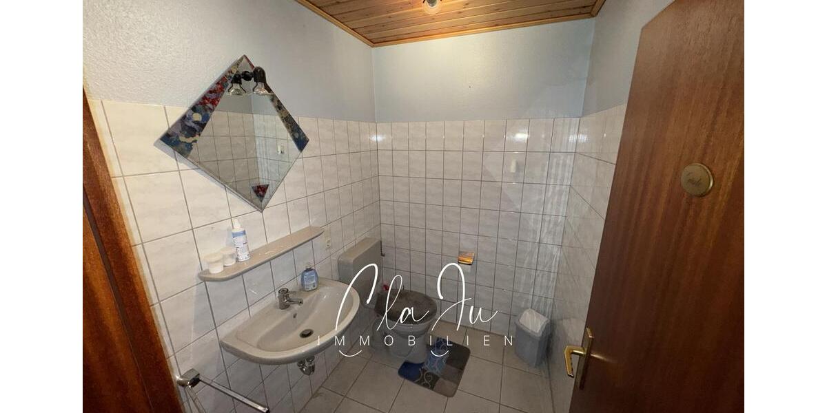 In Renovierung: Großzügige Erdgeschosswohnung mit Garten und Carport 4 zimmer