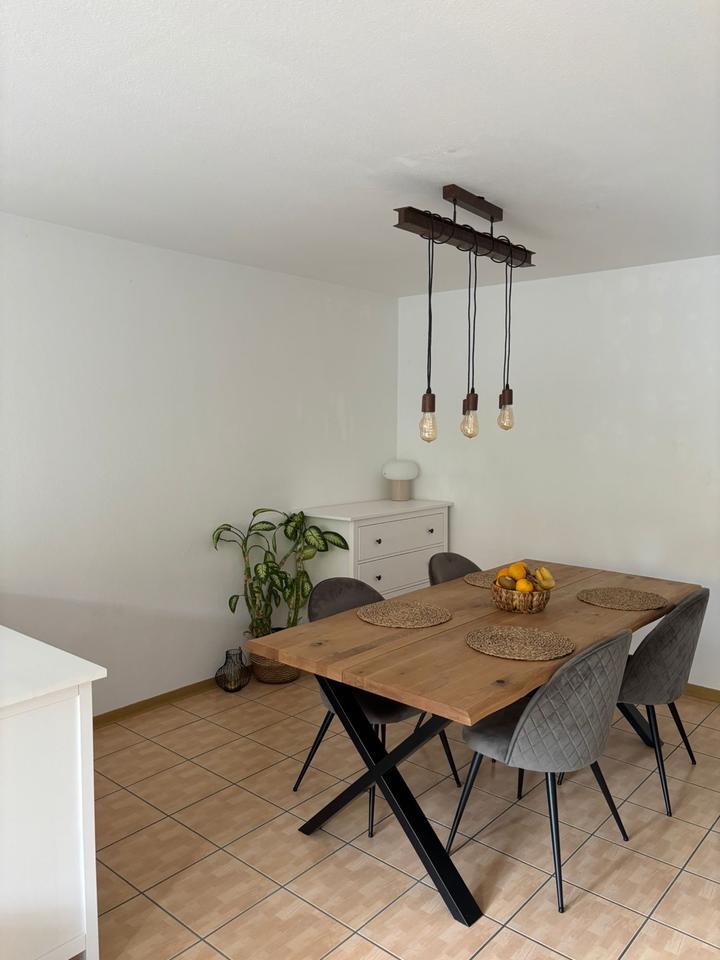 Charmante 2,5-Zimmer-Wohnung mit neuer Einbauküche in 75175 zimmer