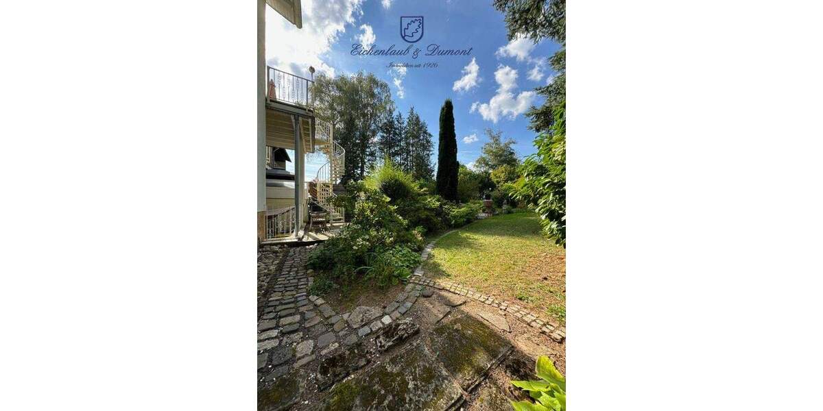 Sehr gepflegtes 2-Familienhaus mit Gartenparadies + Garage 8 zimmer