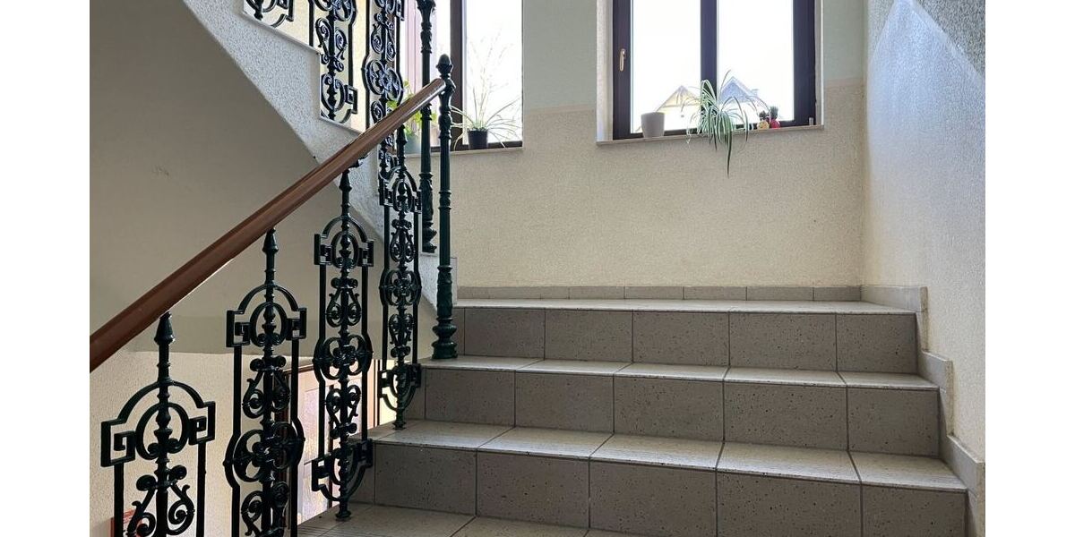 Zur ANLAGE: Komplett renoviert und modernisiert - mit Tageslichtbad, Balkon, Garage und Stellplatz! - Erdgeschoßwohnung Bärenstein Niederschlag | Angebot:26003489