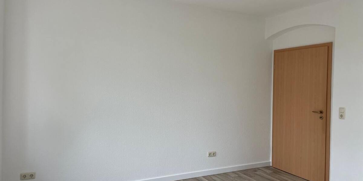 Zur ANLAGE: Komplett renoviert und modernisiert - mit Tageslichtbad, Balkon, Garage und Stellplatz! - Erdgeschoßwohnung Bärenstein Niederschlag | Angebot:26003489