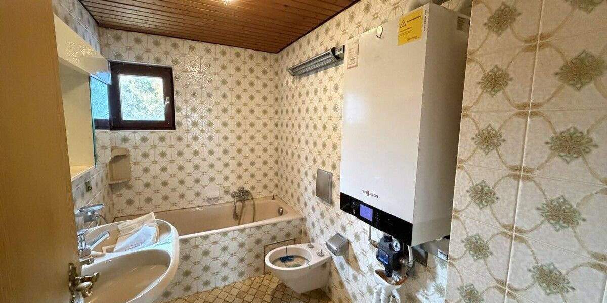 Sanierungsbedürftige Doppelhaushälfte mit 2 Garagen und großem Garten 5 zimmer