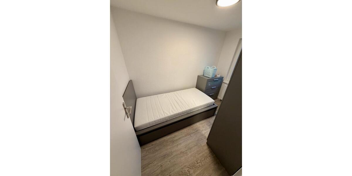 Frischsanierte und Möblierte Haushälfte mit Parkplatz und Garten 3 zimmer