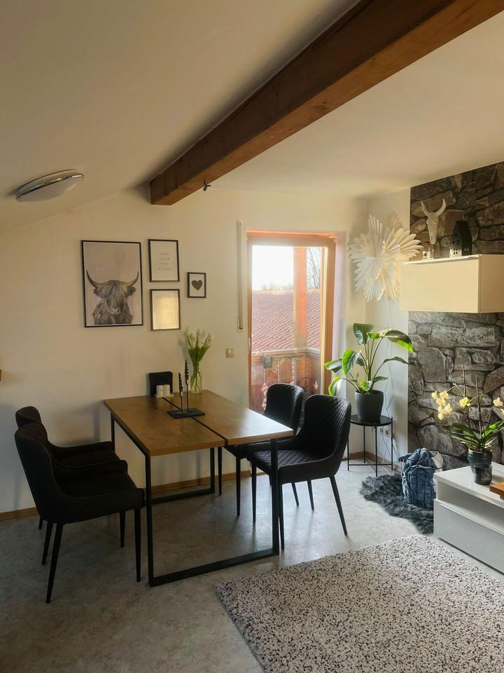 Gemütliche 2-Zi. Dachgeschoss Wohnung mit Balkon in Schwindegg