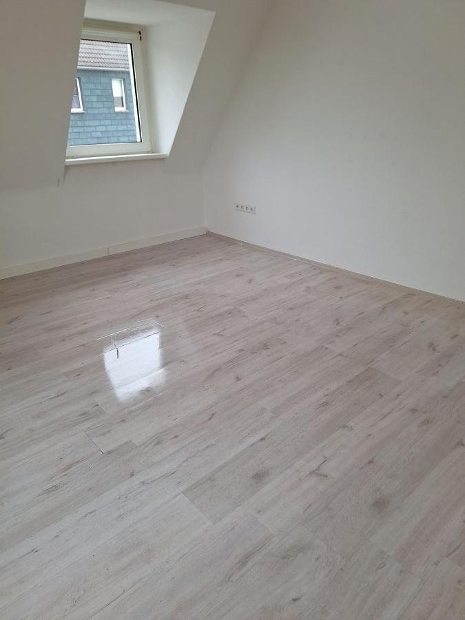 Provisionsfrei* Mit Gartenteil + Stellplatz! Gemütl. DG-Wo, sofort bezugsfrei! 2.5 zimmer