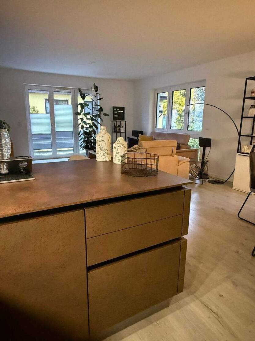 helle 3-Zi- Wohnung 1.OG mit großzügigem Balkon und Stellplatz 3 zimmer