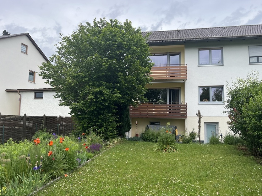 Helle Doppelhaushälfte mit Garten + Garage