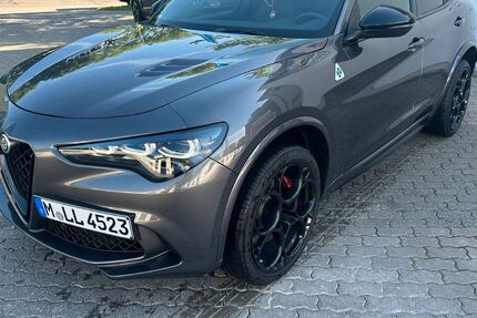 Alfa Romeo Stelvio 9.500 km 82.990 € München 81827