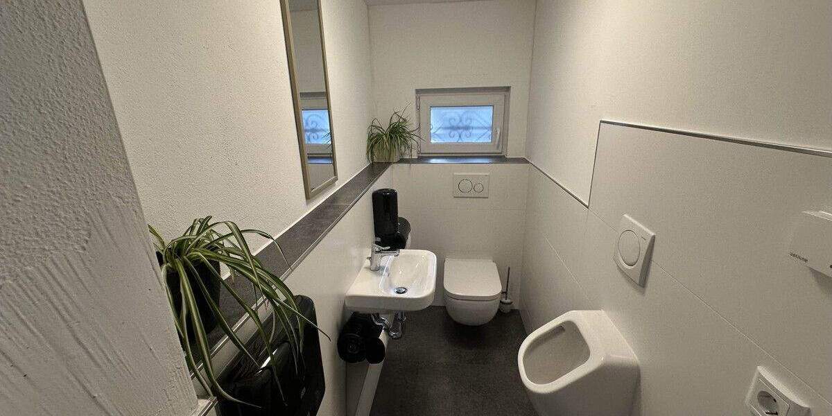 Gewerbeimmobilie in Zwickau: Sanierte denkmalgeschützte Trafostation mit Garagen - für Büro & Studio zimmer