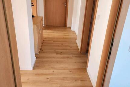 Frisch renovierte, helle 2 Zimmer Wohnung zimmer