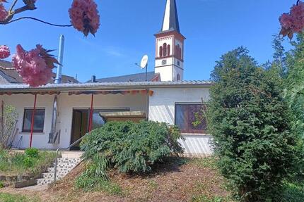 Traumgarten mit freistehendem Einfamilienhaus mitten in Roßdorf