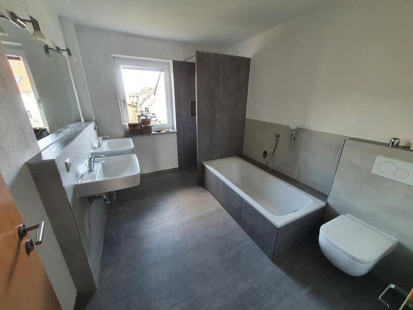 Exklusive, neuwertige 3-Zimmer-Wohnung mit Südbalkon in Hallstadt