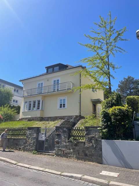 Haus zum Kaufen in Wiesbaden 975.000 € 300 m²
