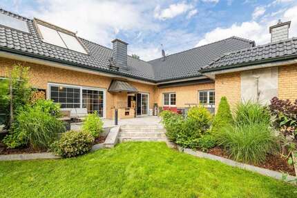 Haus zum Kaufen in Hoppegarten 1.200.000 € 341.22 m² 8 zimmer