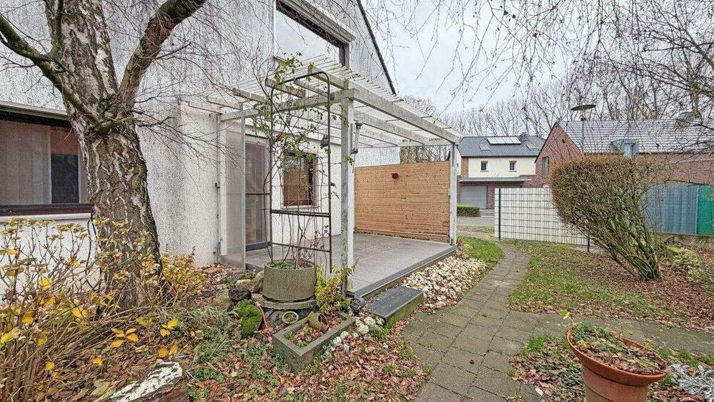 Doppelhaushälfte inklusive Nebengebäuden mit Gestaltungspotenzial in Alpen-Menzelen! 3 zimmer