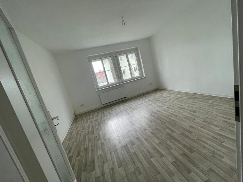 Helle 4-Raum-Wohnung mit Tageslichtbad - sofort bezugsfertig