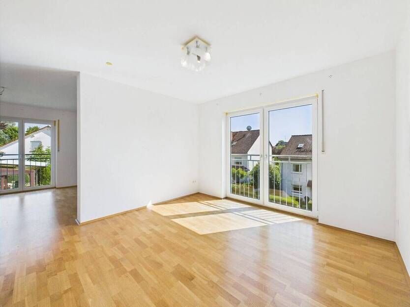 Großes freistehendes Einfamilienhaus seitlich der Biebricher Allee, hochwertige Ausstattung