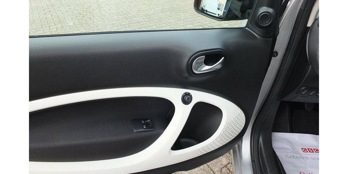 Smart ForTwo WM26:PASSION NAVI PANORAMA KLIMAAUTOMATIK S 96.799 km 7.908 &euro; Köln 50858