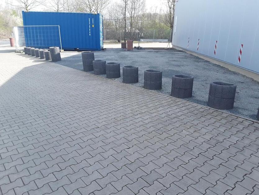Stellfläche, Parkplatz, Stellplatz auch für Autohändler, Gewerbe