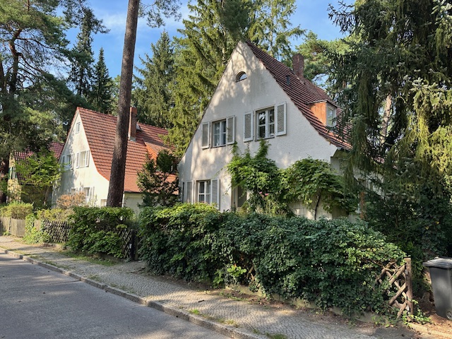 BIETERVERFAHREN – Originales Siedlungshaus mit besonderer Atmosphäre nahe Krumme Lanke