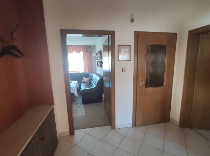 Einfamilienhaus mit Garage und Garten