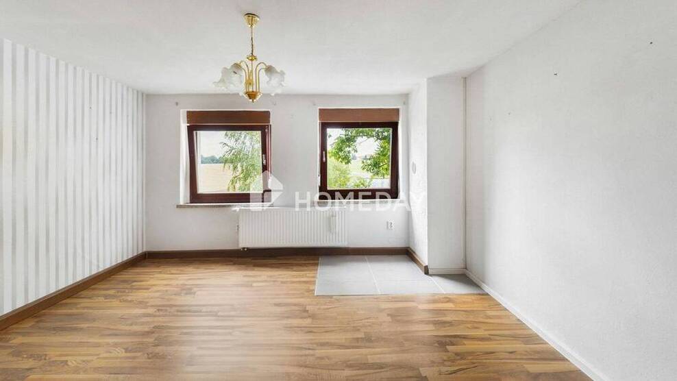 Direkt verfügbar: DHH mit Entwicklungsmöglichkeiten und großem Grundstück in ruhiger Lage