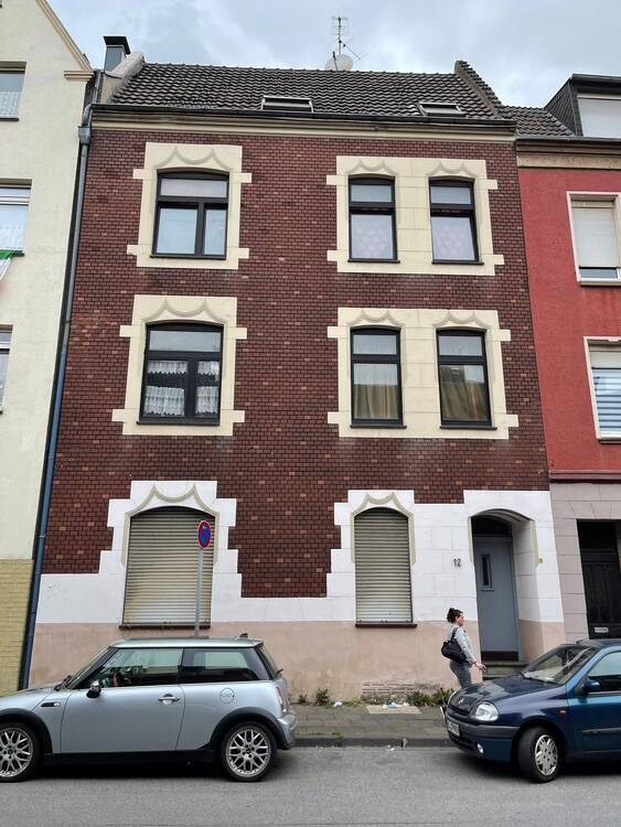 Mehrfamilienhaus mit 4 Wohneinheiten und kleinem Garten!