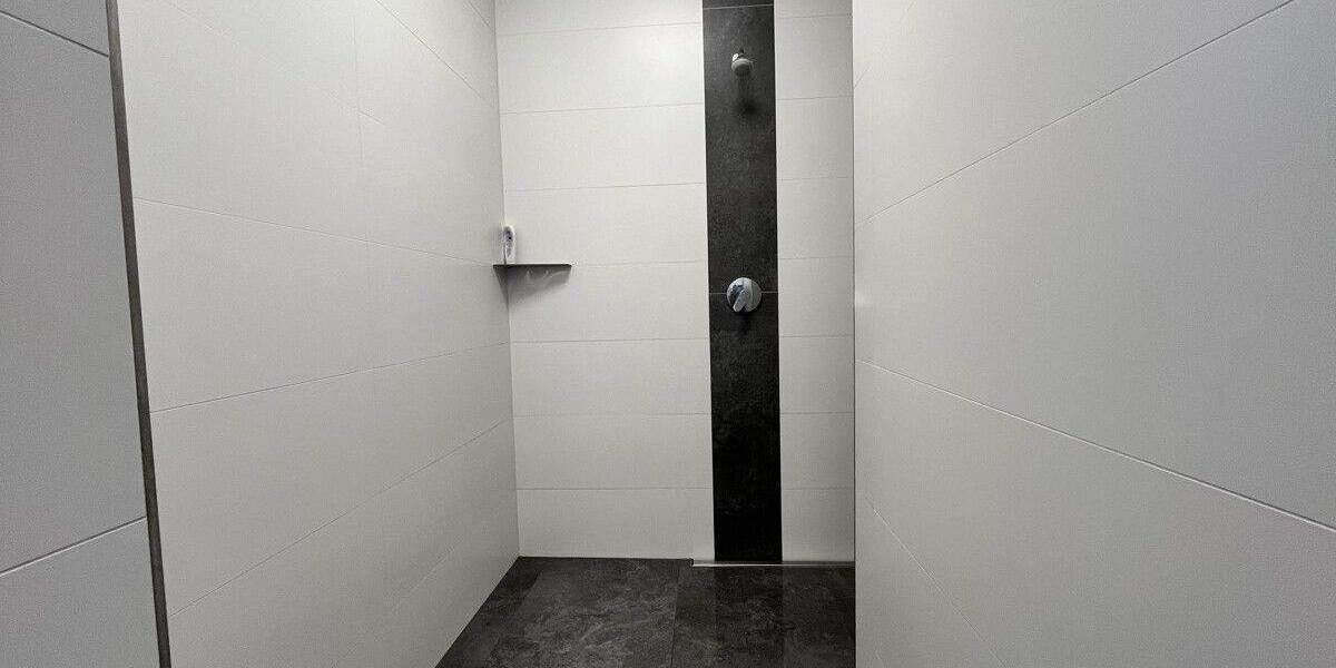 Gewerbeimmobilie in Zwickau: Sanierte denkmalgeschützte Trafostation mit Garagen - für Büro & Studio zimmer