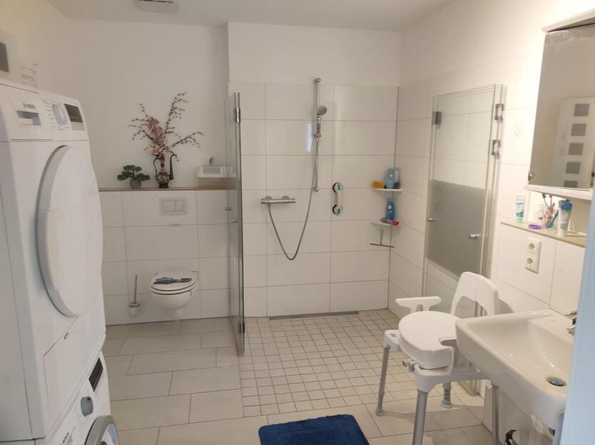 Neuwertige Wohnung mit Balkon, Aufzug, Stellplatz, Keller etc. im Zentrum zimmer