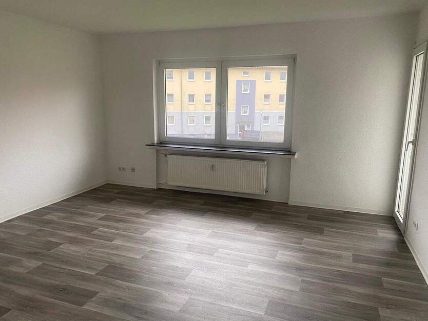 SOFORT FREI ! Schön aufgeteilt im 2. Obergeschoss mit Balkon und Tageslichtbad 3 zimmer