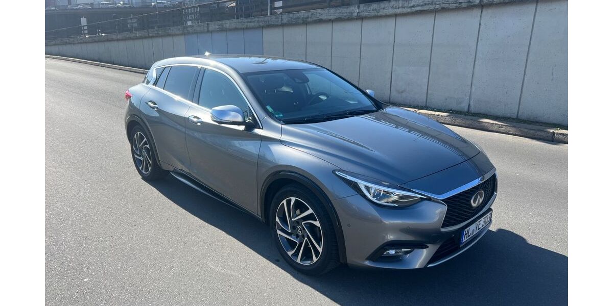INFINITI Q30 165.972 km 8.980 &euro; Berlin 10627