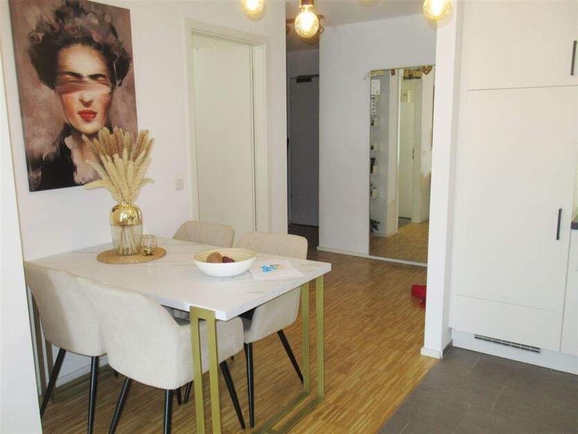 2 Zimmer Whg. Eignet sich für eine Einzelperson! Balkon, EBK, Parkett + Fußbodenheizung. 2 zimmer