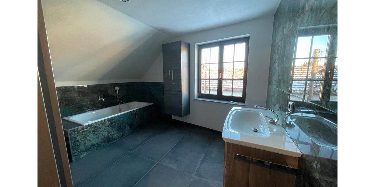 Dachgeschoßwohnung Drei Gleichen - 3.5 Zimmer, 82 m&sup2;, 779&euro; | Angebot:24554817