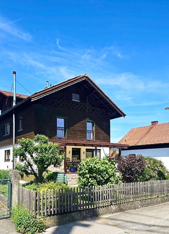 Haus zum Kaufen in Burgkirchen 558.000 € 237 m²