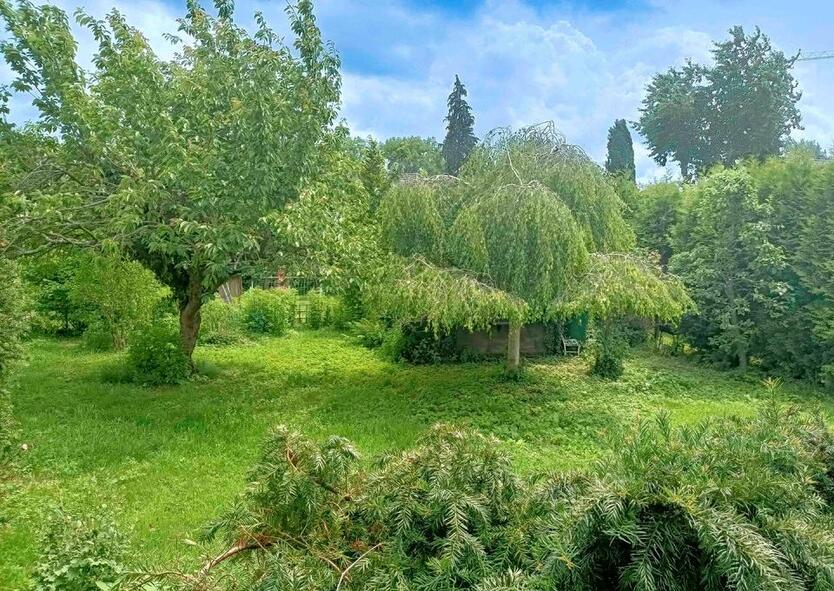 Traumgarten mit freistehendem Einfamilienhaus mitten in Roßdorf