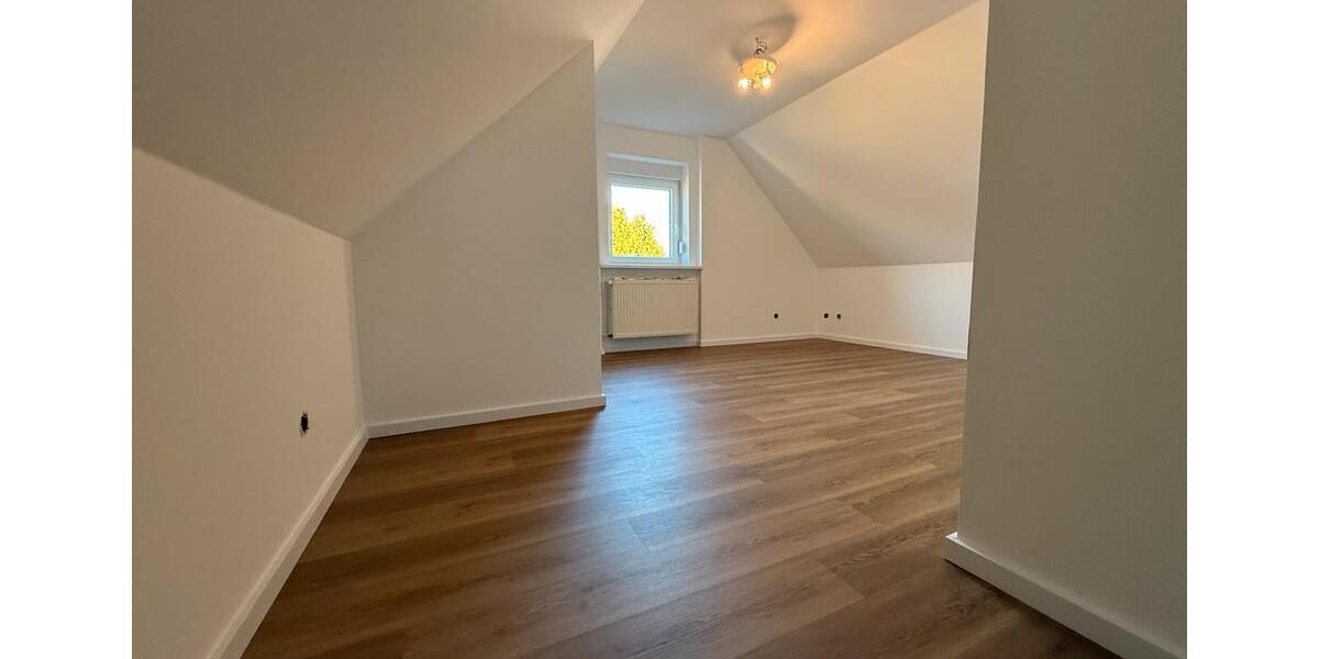Dachgeschoßwohnung Grefrath - 4 Zimmer, 120 m&sup2;, 1.200&euro; | Angebot:25365398