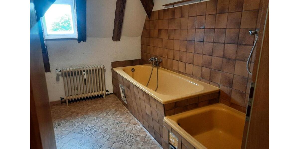 Dachgeschoßwohnung Hungen - 5 Zimmer, 140 m&sup2;, 195.000&euro; | Angebot:26866328