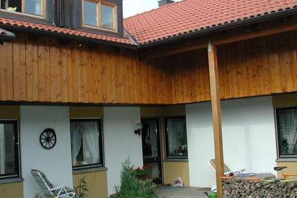 Ehemaliger Winkelbungalow mit Gartenidylle: Charmante Erdgeschosswohnung mit viel Raum und Potenzial 5 zimmer