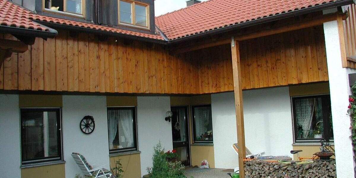 Ehemaliger Winkelbungalow mit Gartenidylle: Charmante Erdgeschosswohnung mit viel Raum und Potenzial 5 zimmer