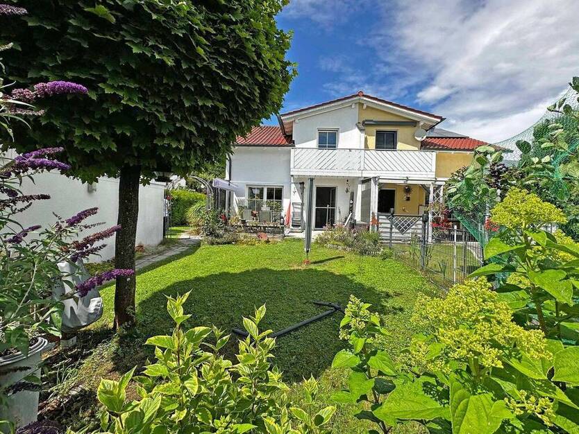 Elegante Doppelhaushälfte in begehrter Lage von Memmingen-Eisenburg – Wohnkomfort im Einklang mit Natur und städtischem Komfort