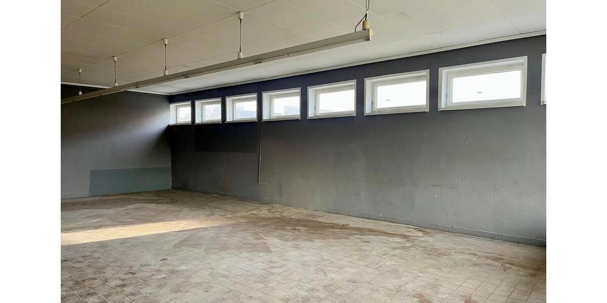 Gewerbehalle, Industriegebäude, Halle, Strom und Toilette zimmer