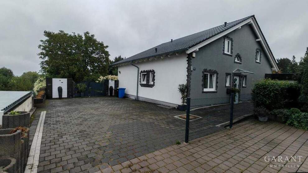 Exklusives Dreifamilienhaus von 2011 mit Wärmepumpe, Solar & 1.510 qm Grundstück 9 zimmer